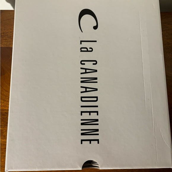 La Canadienne Halsey Suede Bootie, size 6 - Picture 11 of 12